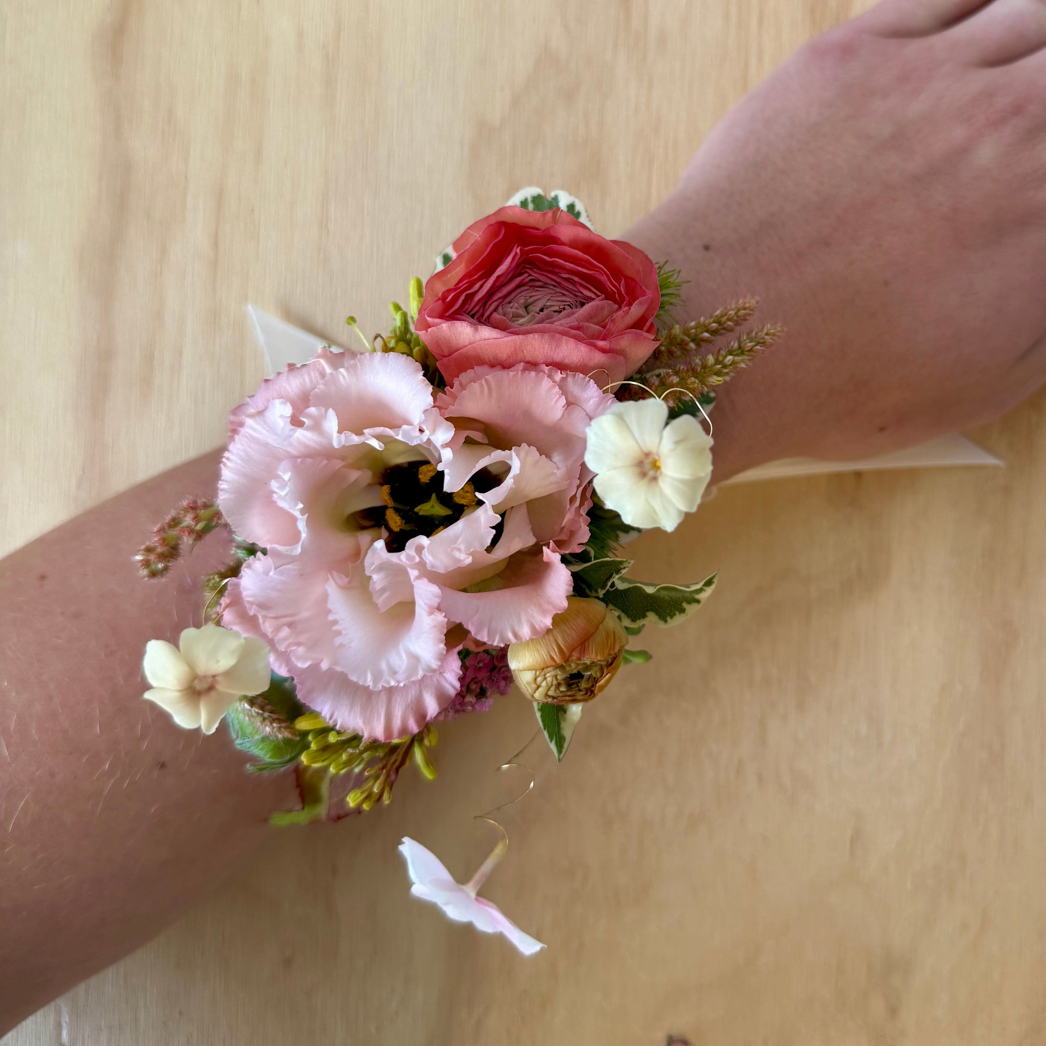 The Garden Wearable Flowers Corsage - Wrist 🎉