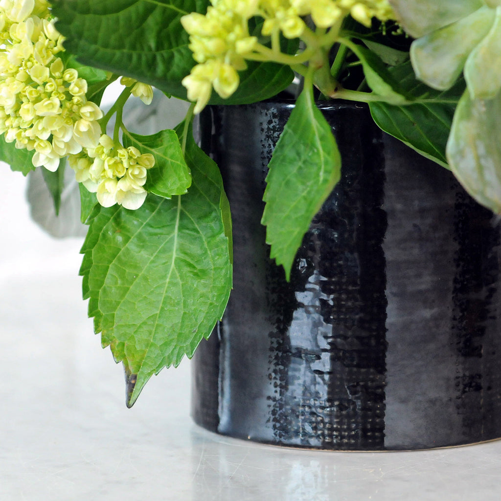 Detailed image of Delux vase texture and coloration variation between Matt and Gloss 